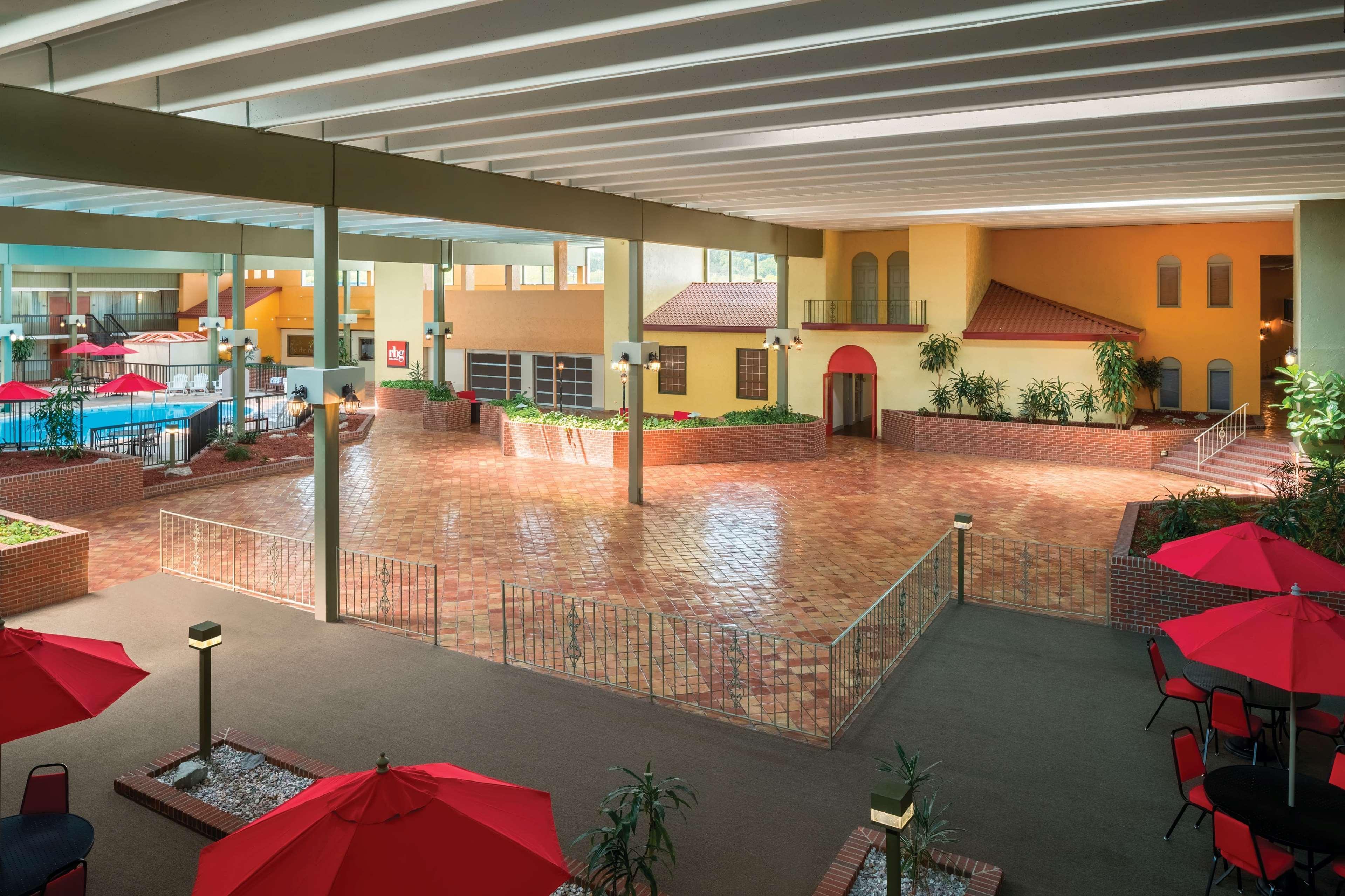 Ramada By Wyndham Indiana Hotell Exteriör bild